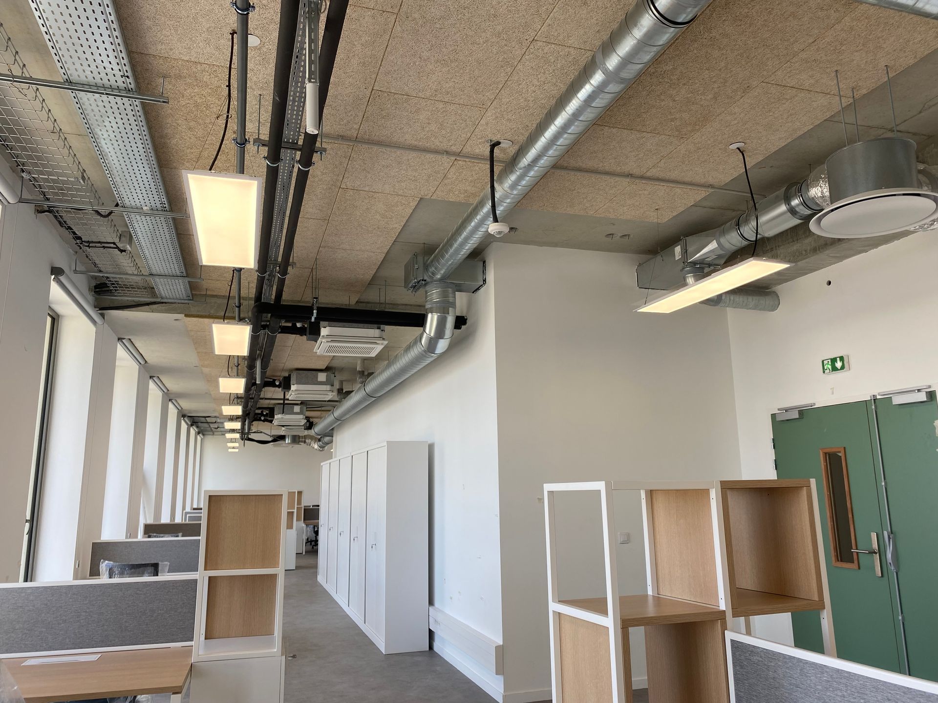 Un bureau moderne à aire ouverte avec des tuyaux industriels 