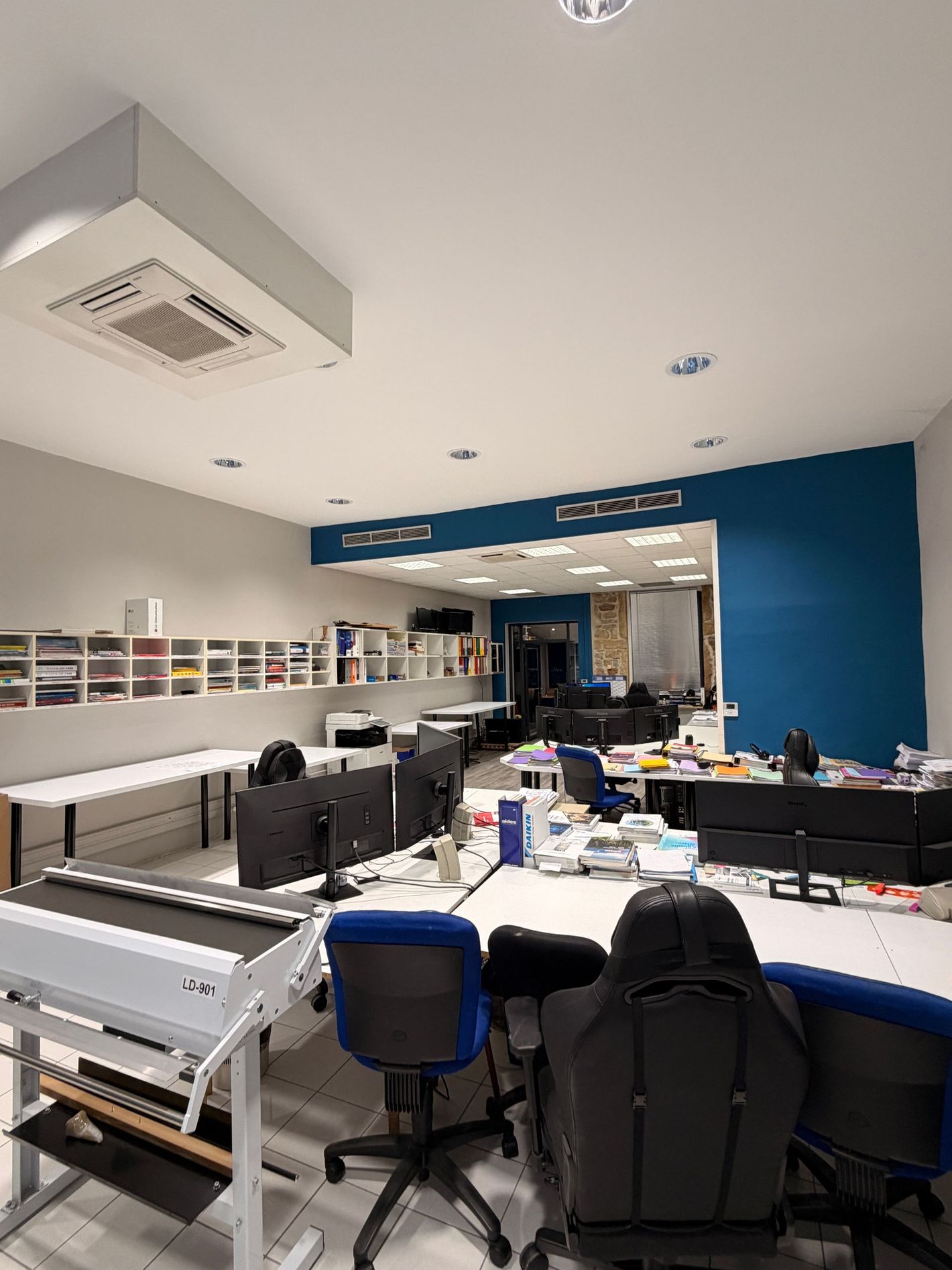 Espace de travail de bureau en désordre 