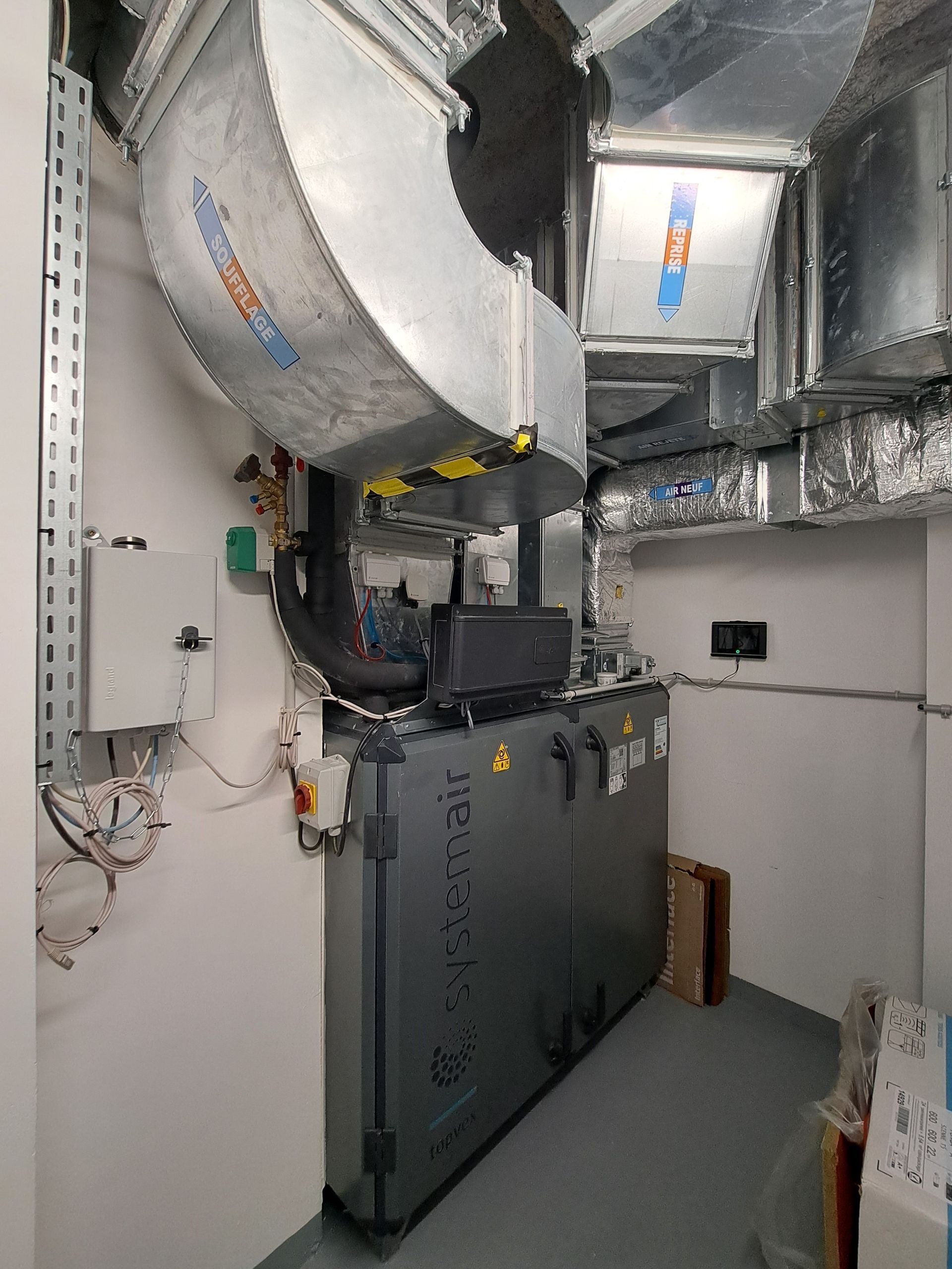 Une unité de climatisation industrielle 