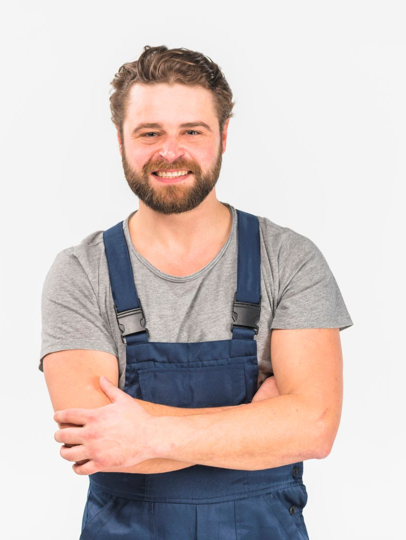 Une personne barbue, vêtue d'un t-shirt