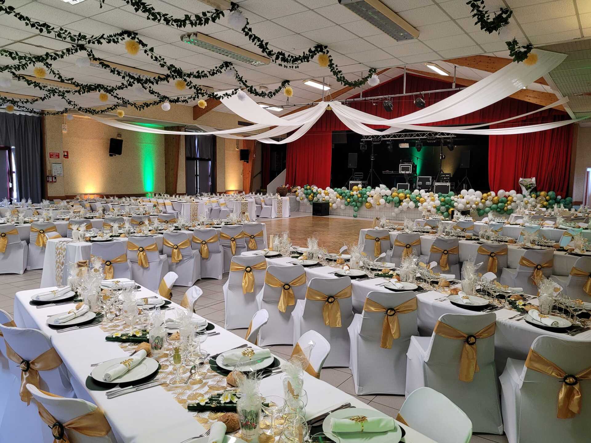 Mariage dans salle des fêtess
