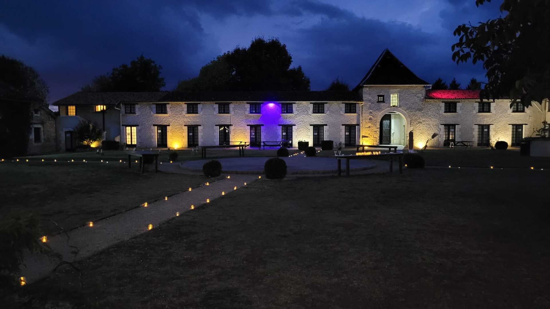 Décoration lumineuse sur bâtiment