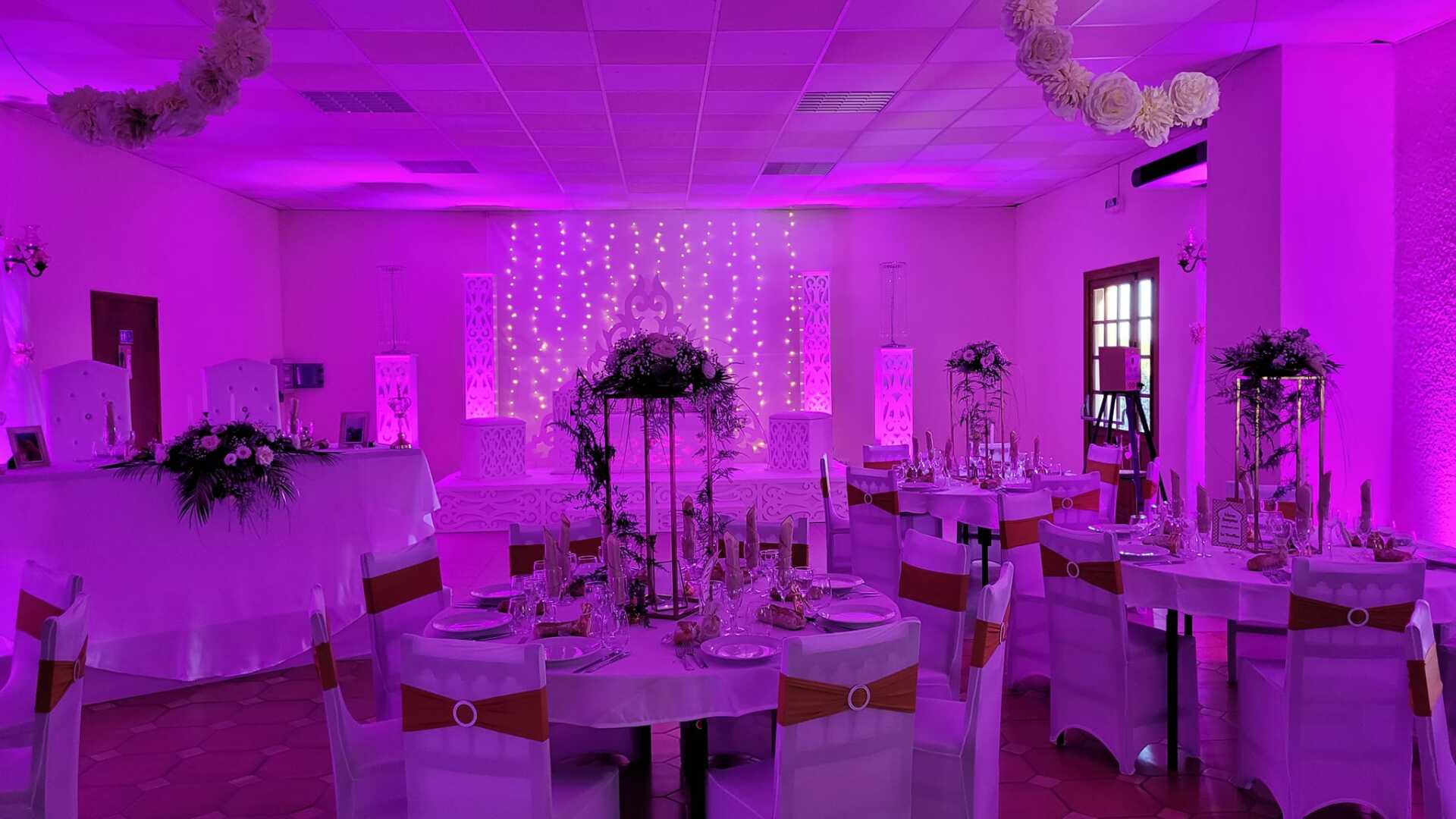 Mariage avec décoration lumineuse rose