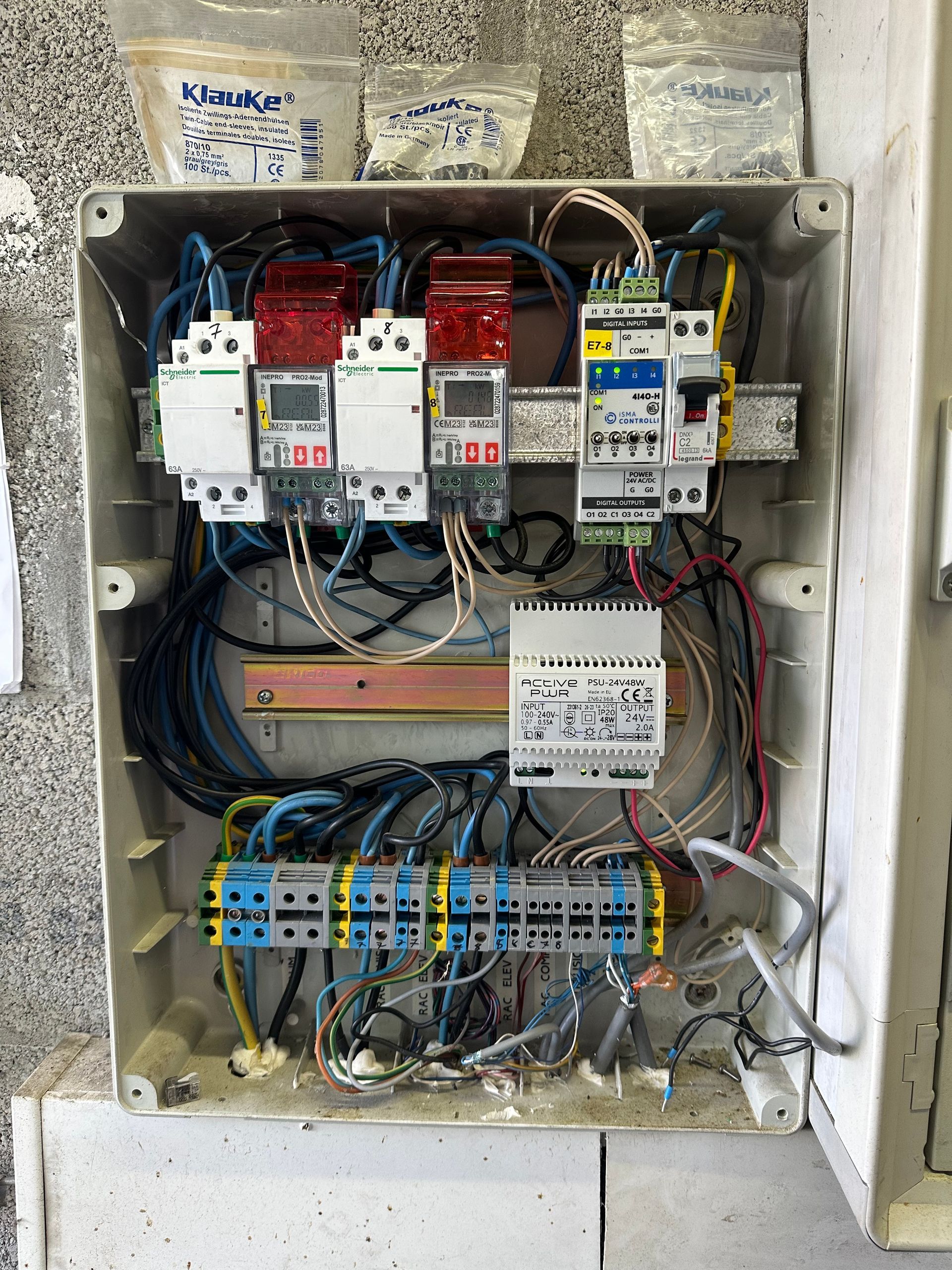 Tableau électrique ouvert