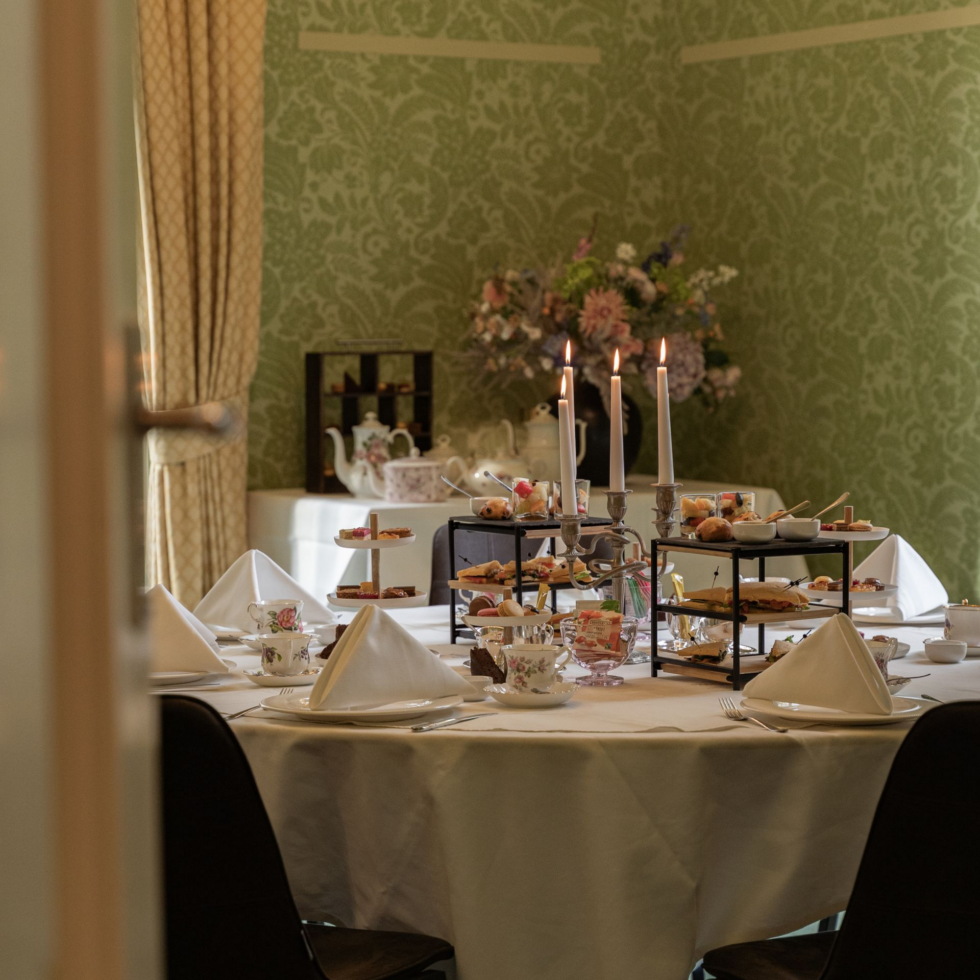 Etiquette High Tea bij Kasteel Oud Poelgeest met Jan Jaap van Weering