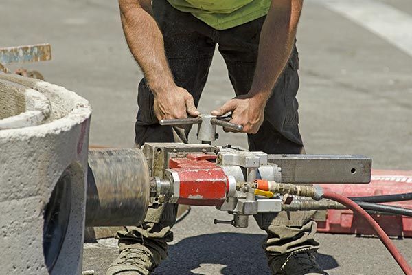 Toteutamme timanttisahaukset ja timanttiporaukset vankalla kädellä.