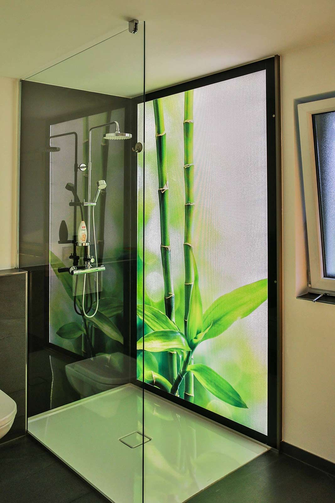 Beleuchtetes Duschglas
