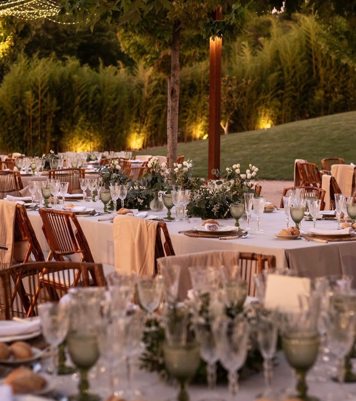 Se preparan mesas y sillas para una recepción de boda.