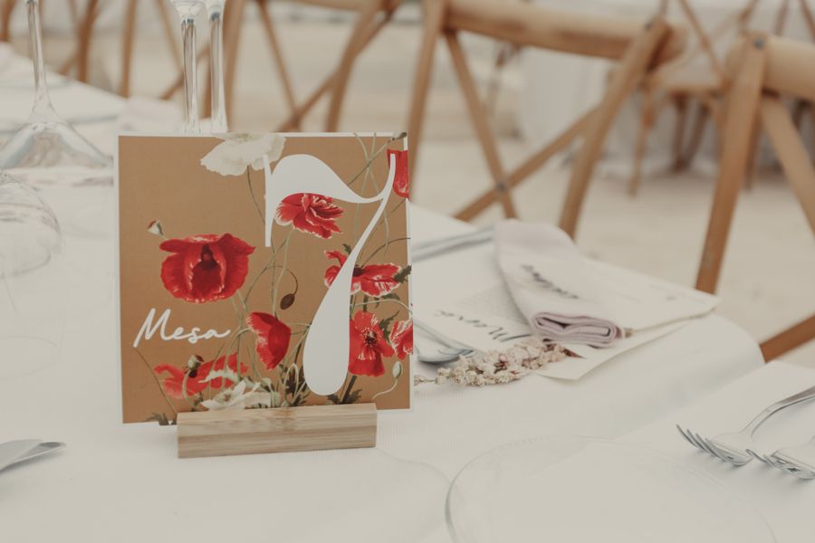 Una mesa con el número 7 encima.