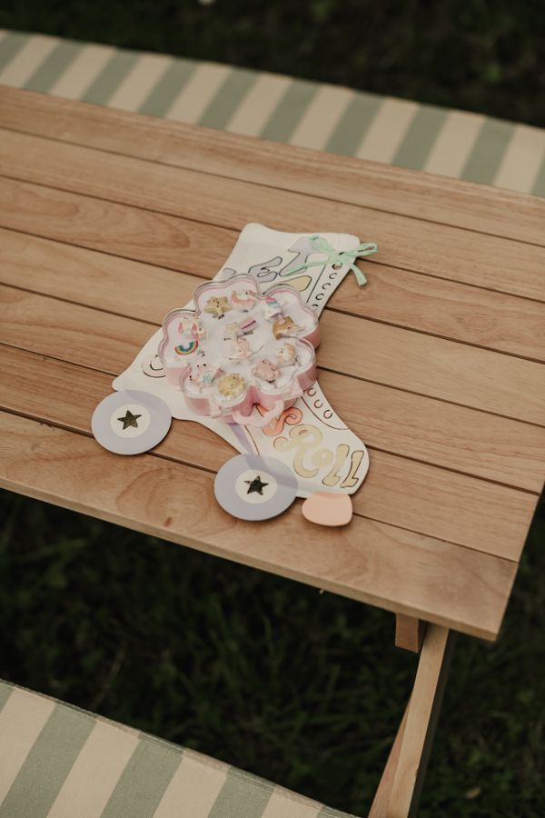 Una media navideña con forma de patín está sobre una mesa de madera.