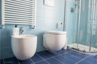 Waschbecken, Tiefspül-WC und Duschkabine