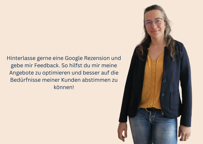 Frau im dunklen Blazer und Jeans vor hellem Hintergrund mit deutschem Text über Feedback und Angebote