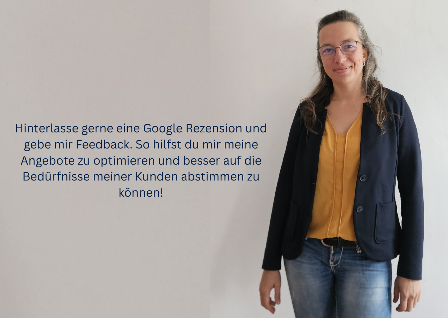 Frau im dunklen Blazer und Jeans vor hellem Hintergrund mit deutschem Text über Feedback und Angebote