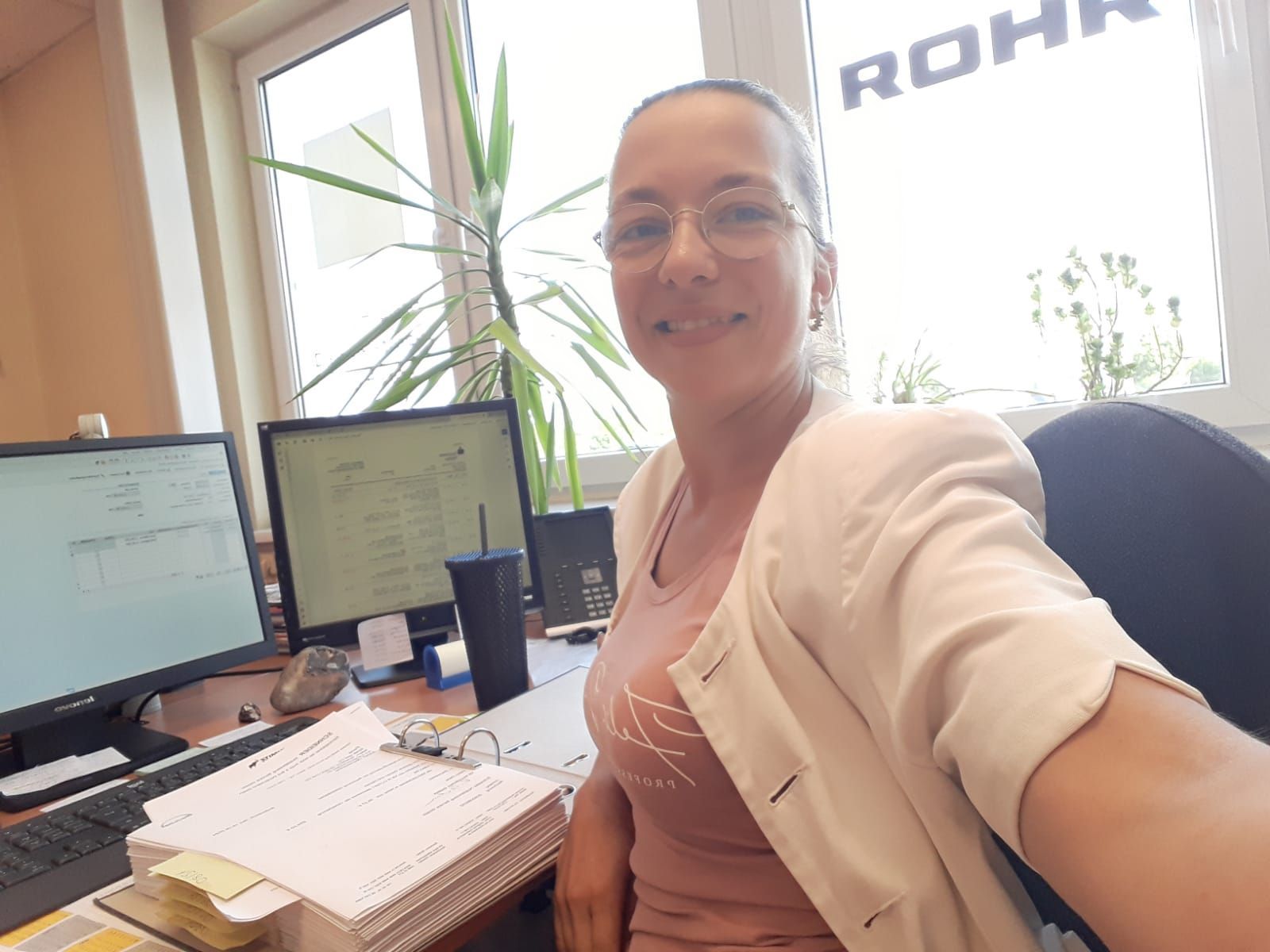 Die virtuelle Assistentin für Immobilienhandwerk bei der Arbeit.