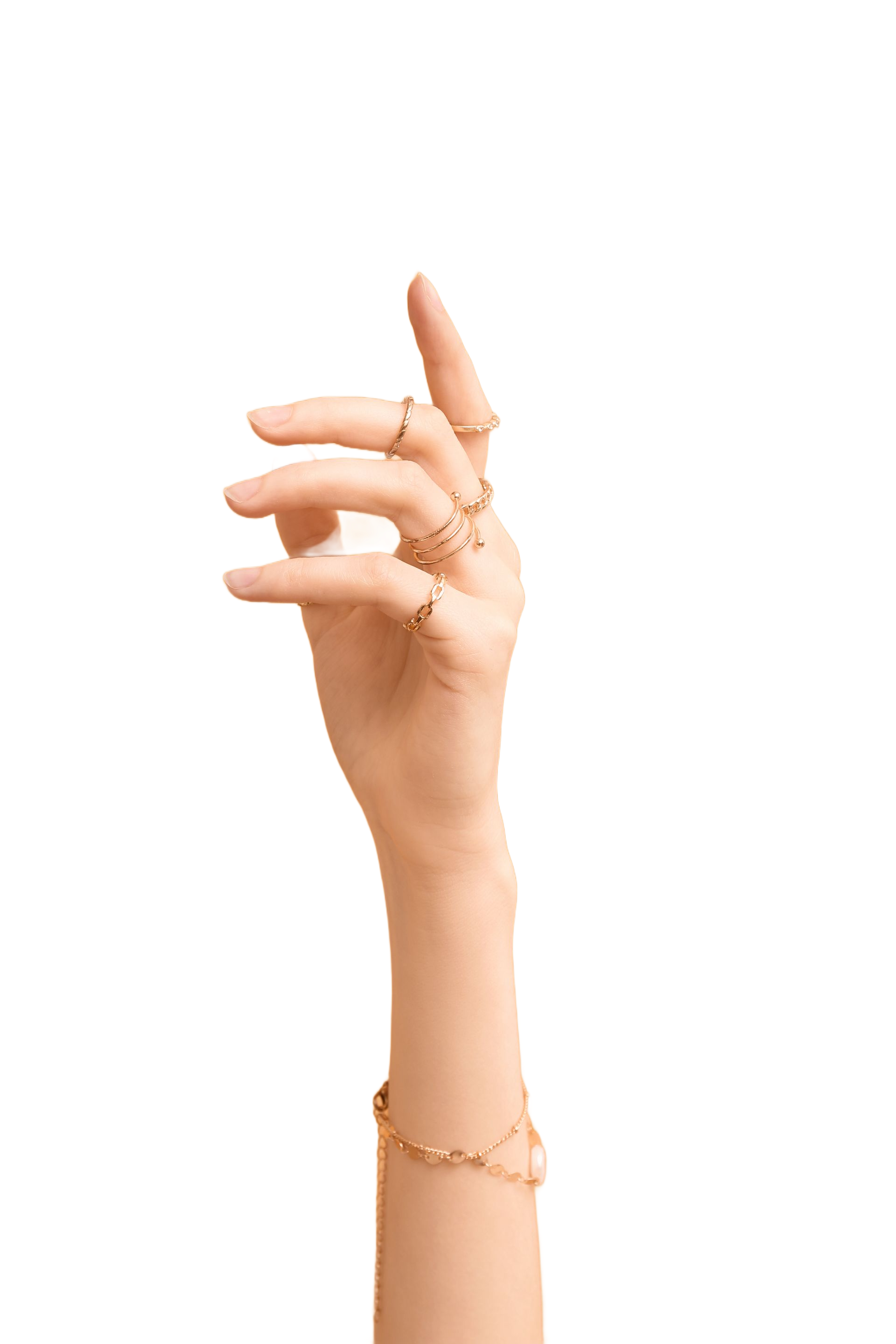 La main d'une femme portant des bagues en or et un bracelet, pointée vers le haut sur un fond blanc.