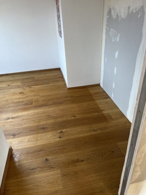 Neubau mit verlegtem Boden