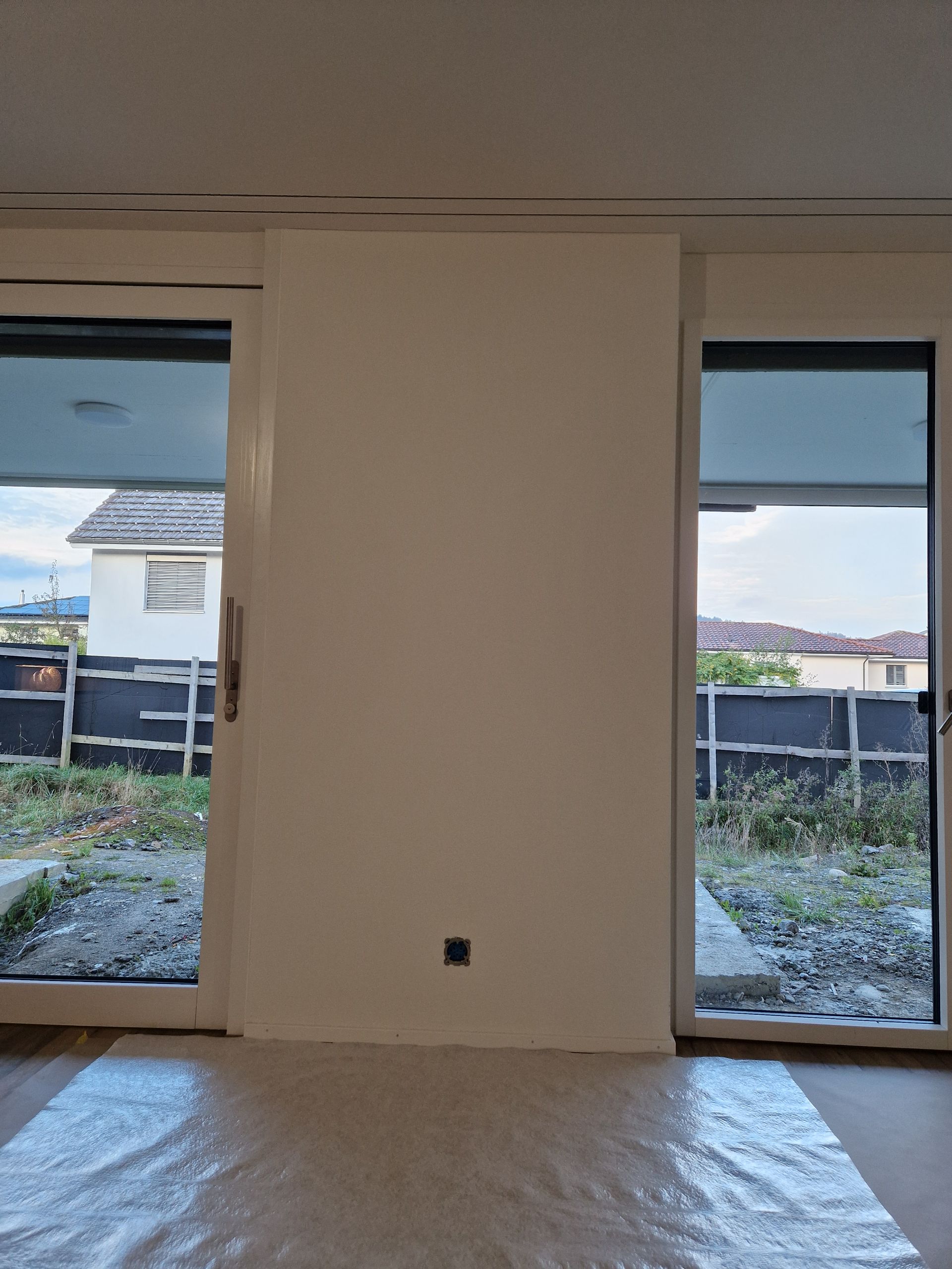 Ein leerer Raum mit einer Glasschiebetür