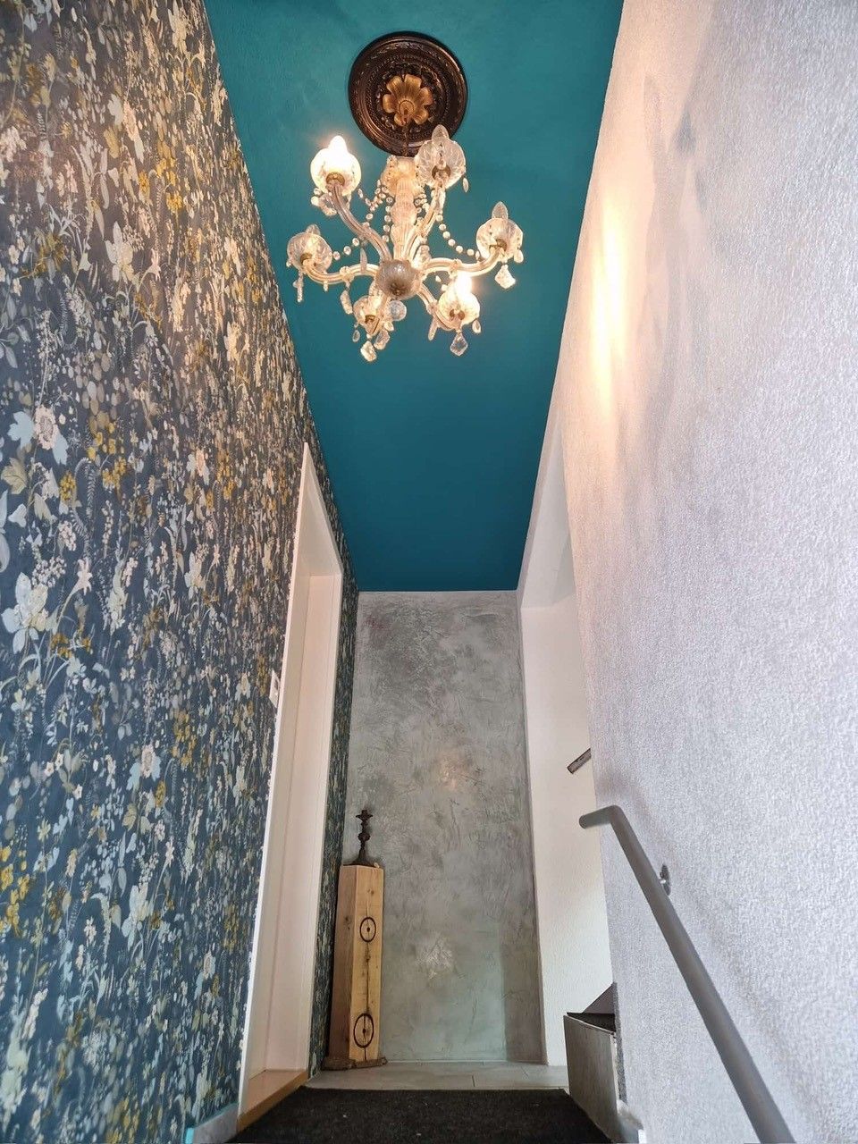 Eine Treppe mit einem Kronleuchter, der von der Decke hängt