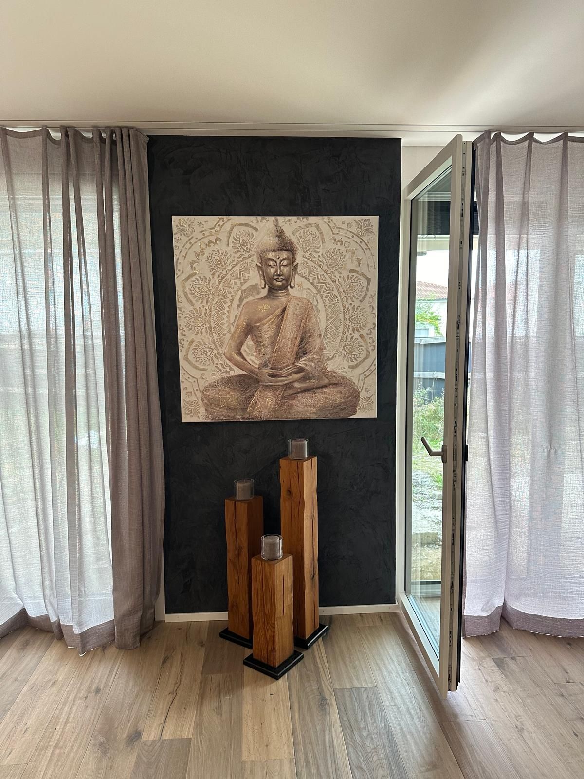 Neu gestaltete Wand mit Buddha Bild