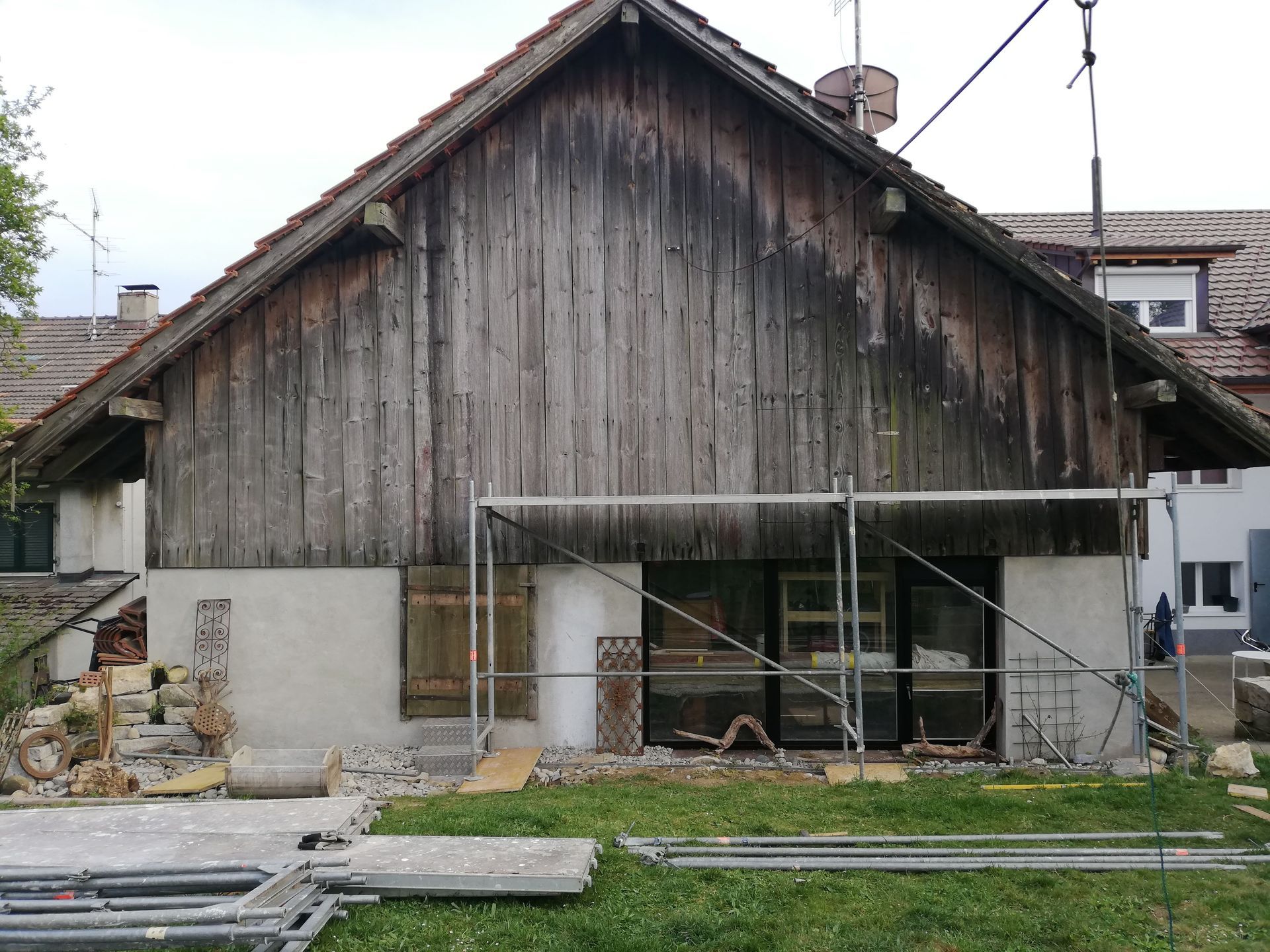 Ein Holzgebäude mit einem Gerüst davor