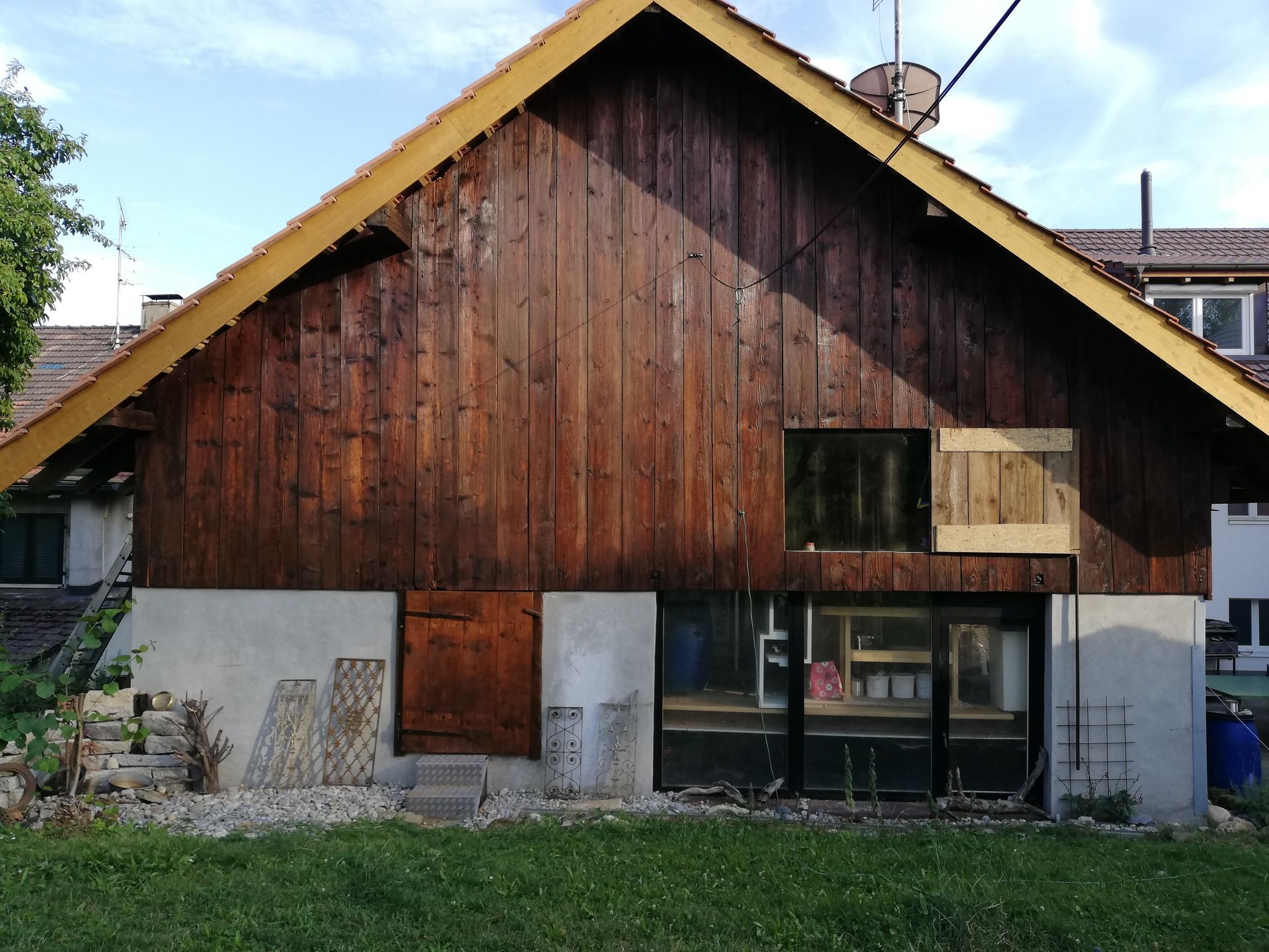 Ein Holzhaus mit gelbem Dach und einer Satellitenschüssel