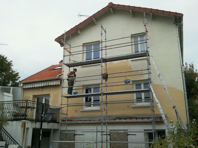 Un échafaudage devant une façade en rénovation