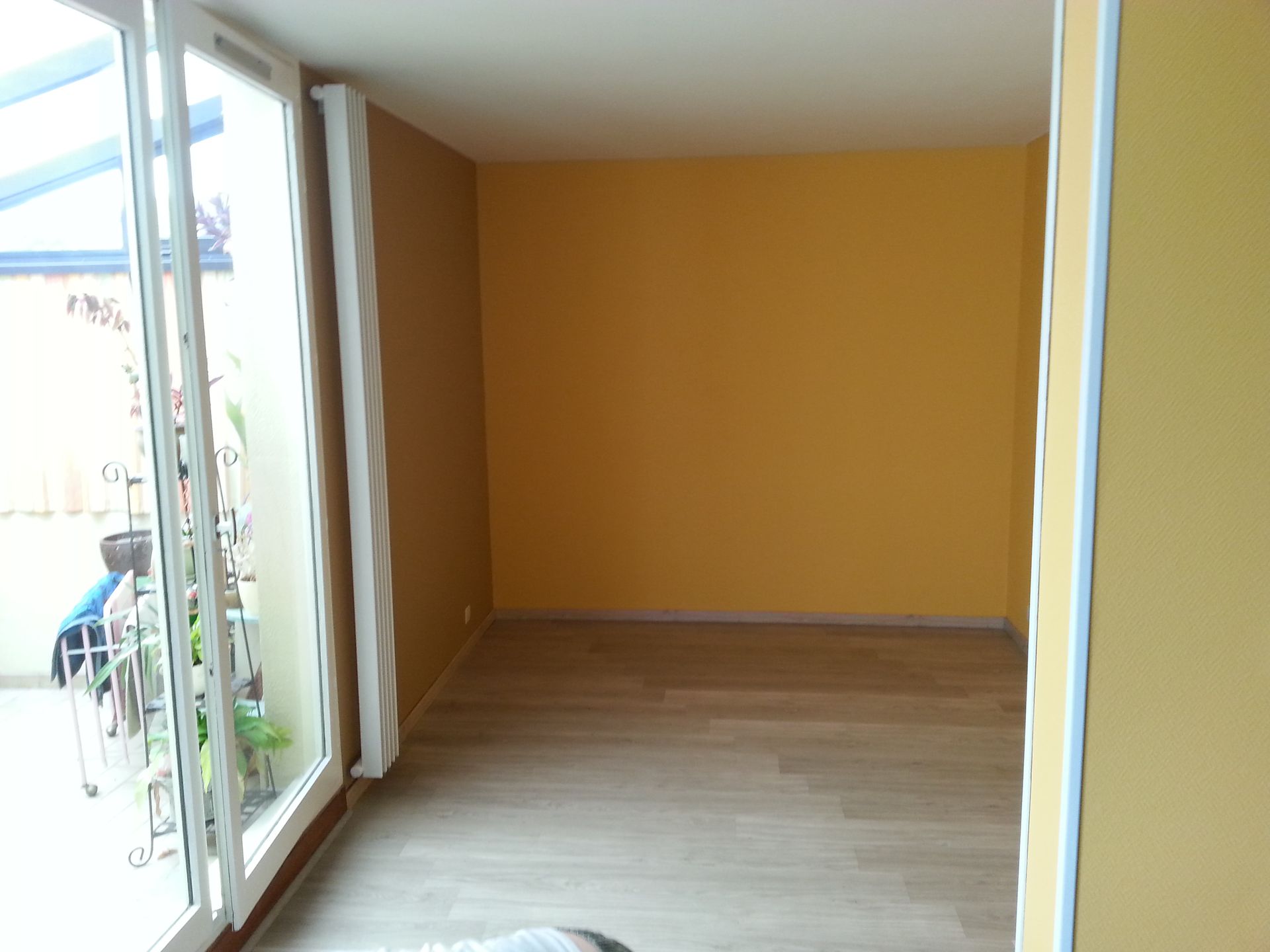 Une pièce avec des murs peints en jaune