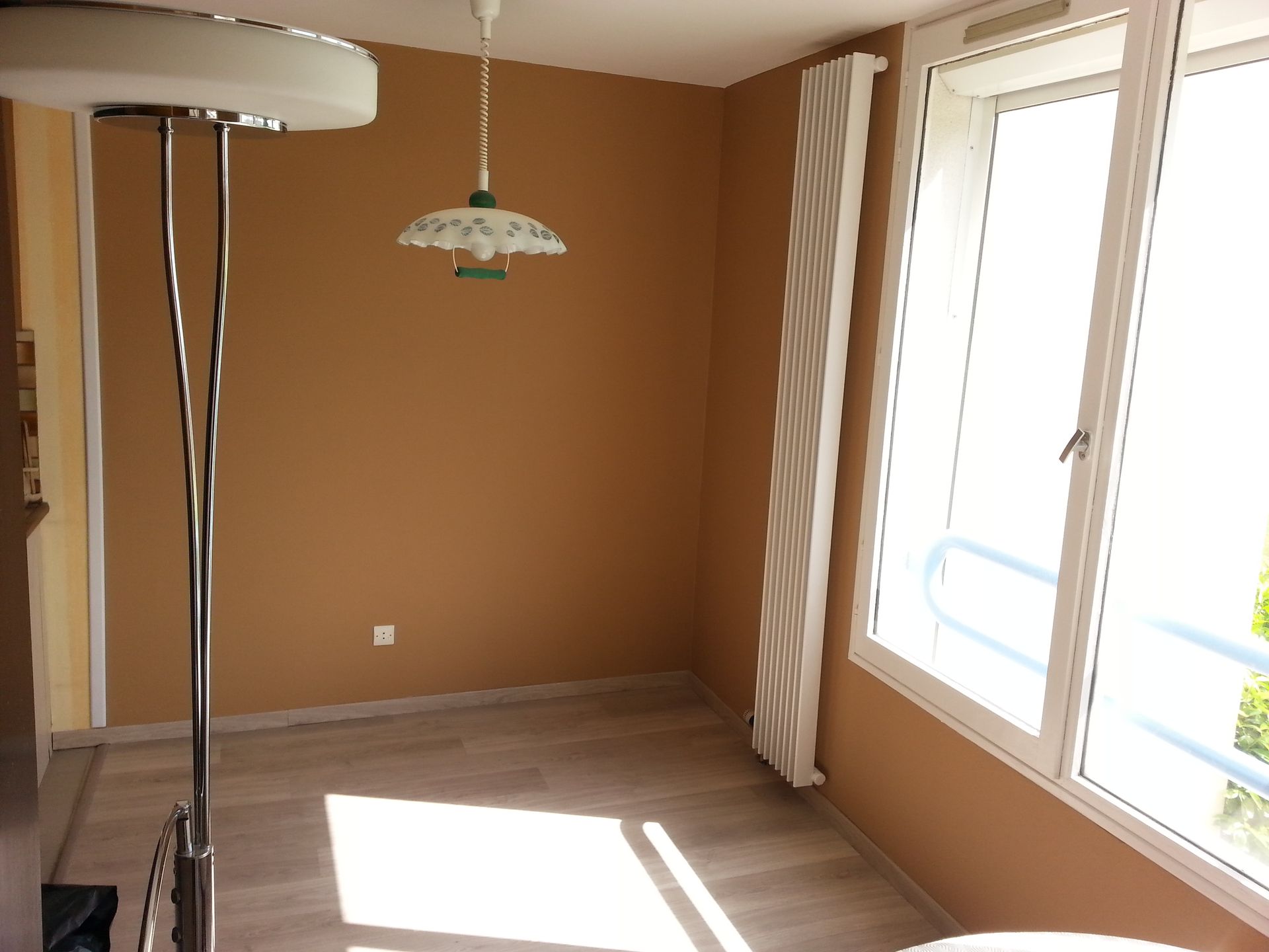 Une pièce avec des murs peints en ocre