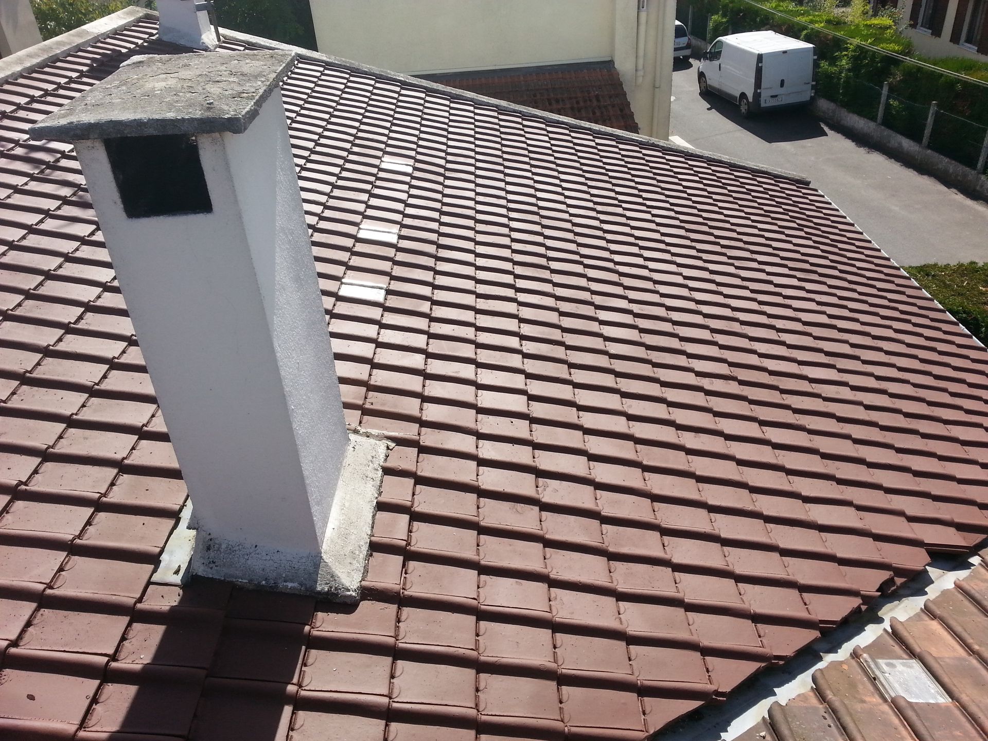 Un toit en tuiles avec une cheminée