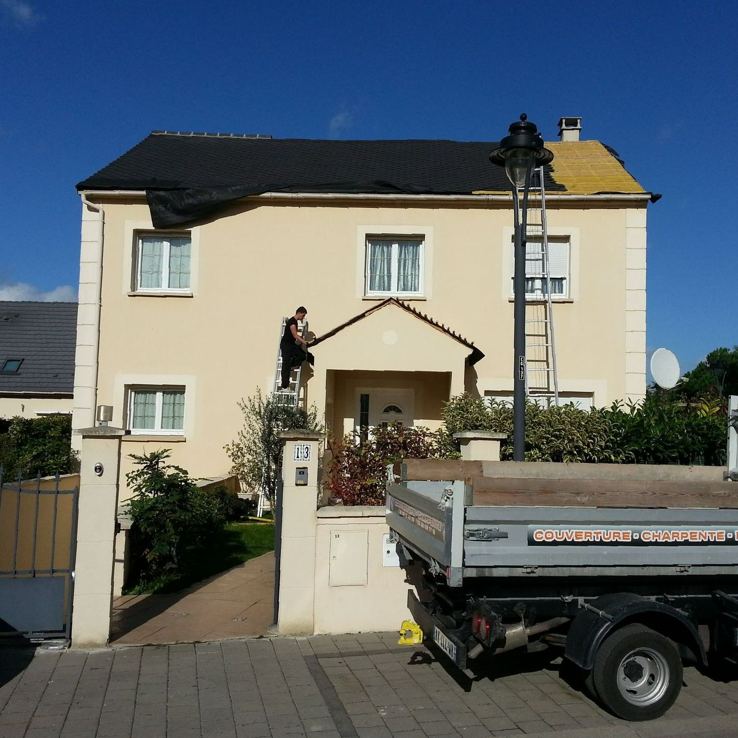 Une maison avec un toit en rénovation