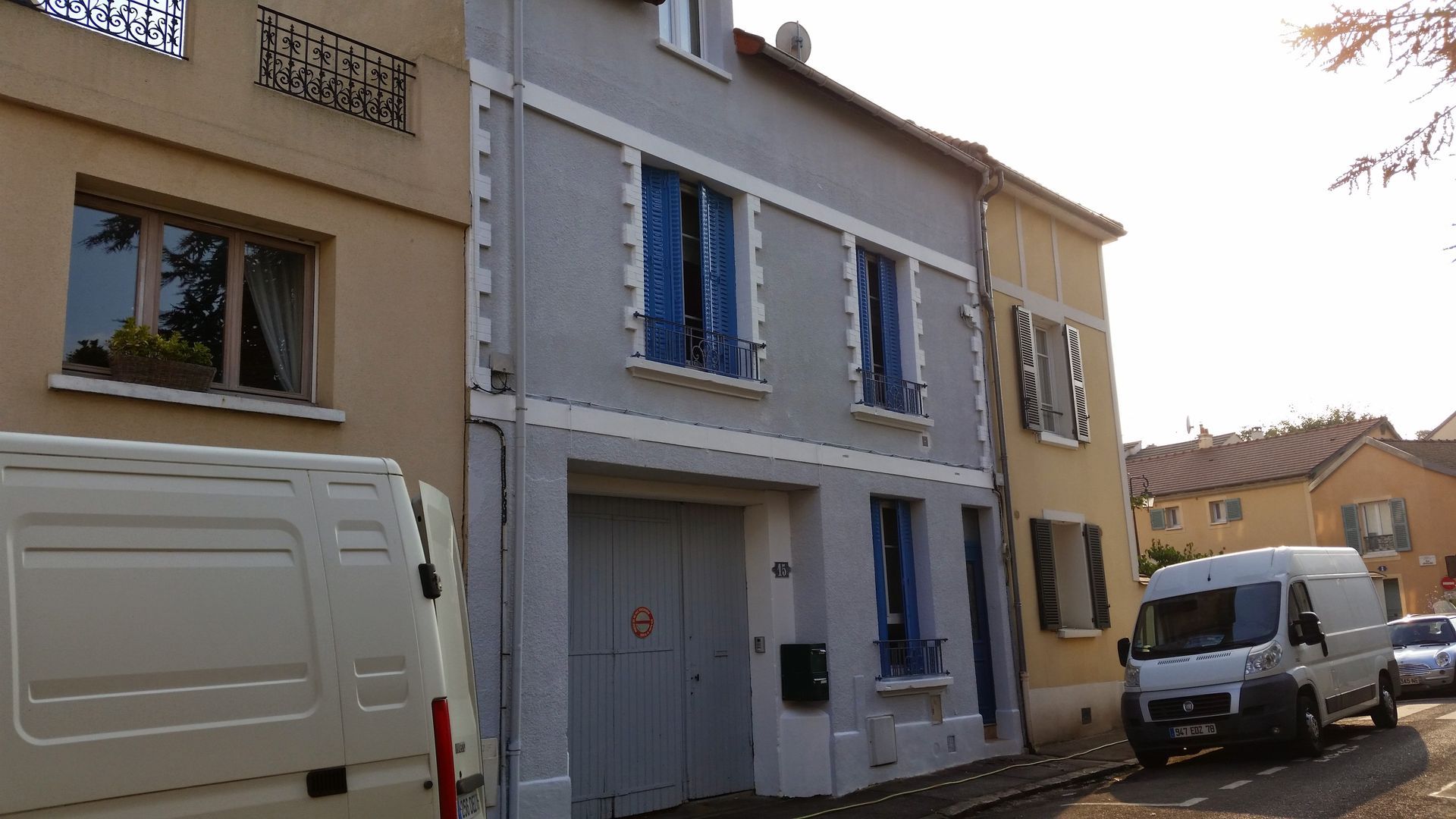 Une façade repeinte avec des volets bleus