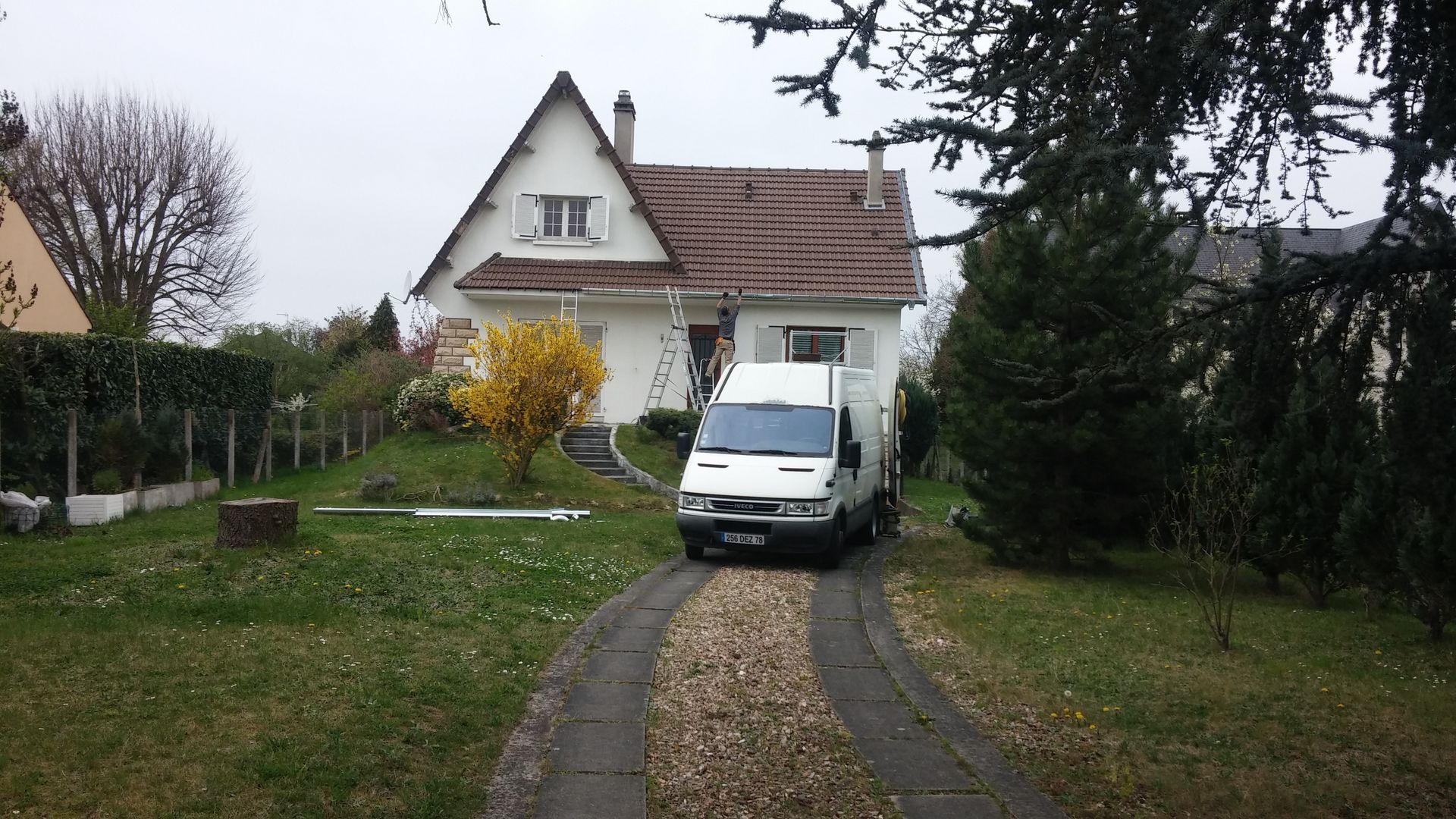 Une maison avec le camion de l'entreprise garé devant