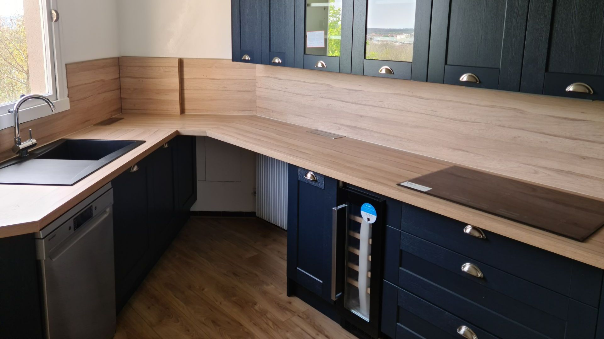 Des meubles de cuisine peints en noir
