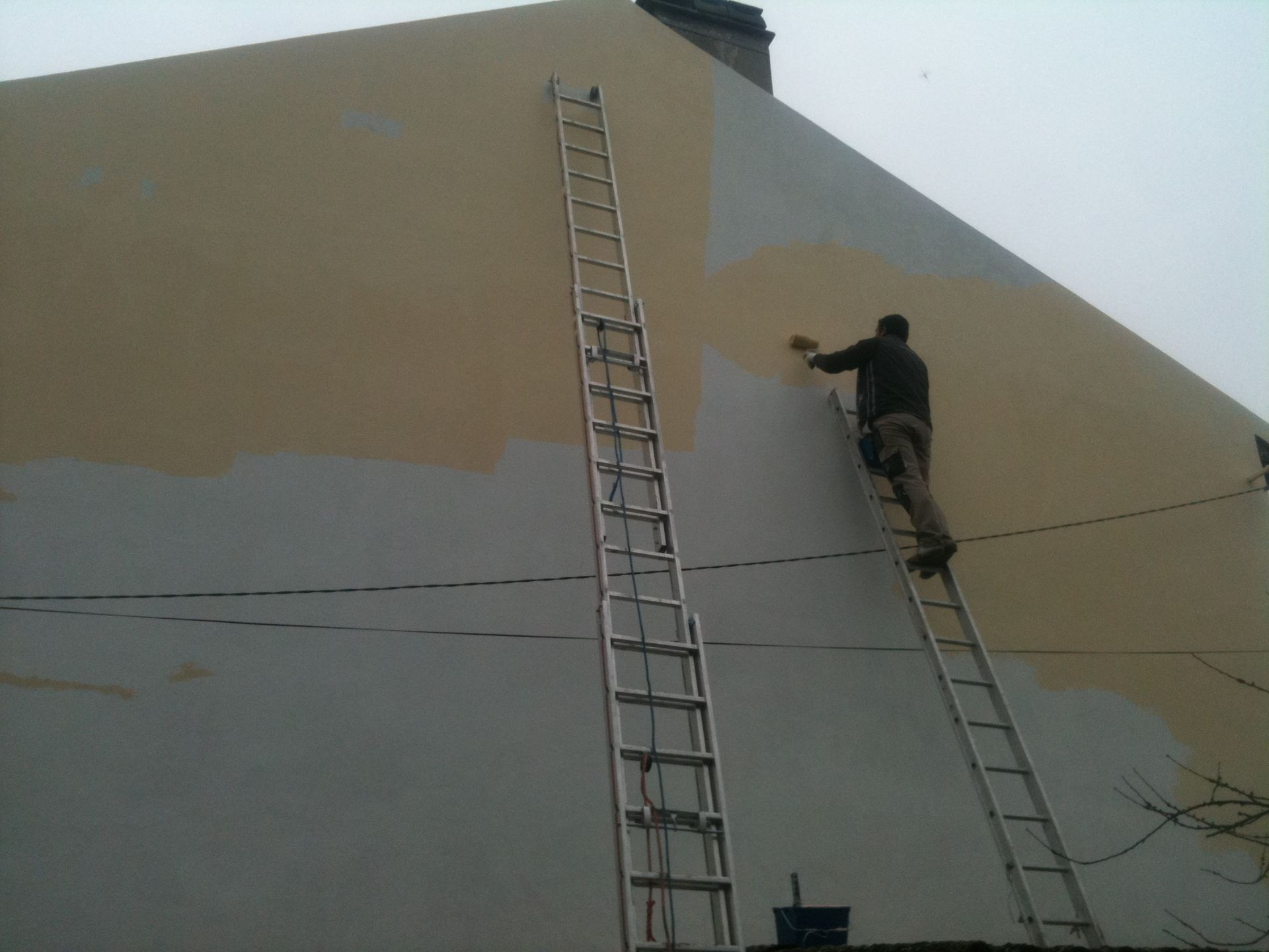 Une façade en train d'être repeinte