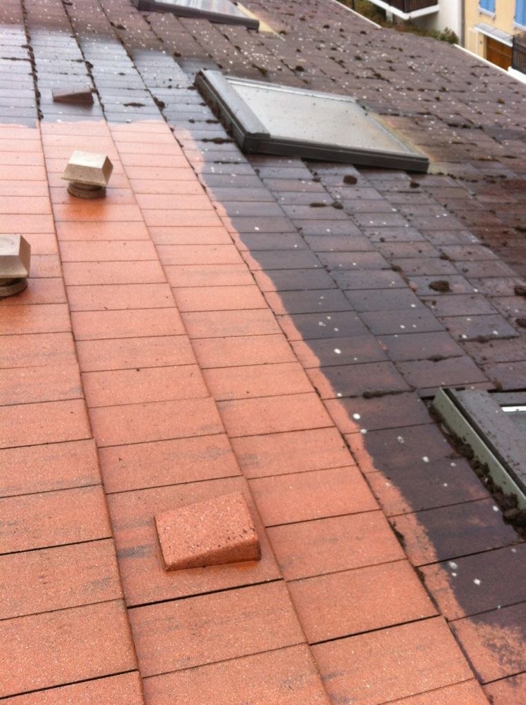 Un toit avec une partie nettoyée et l'autre encore sale et couverte de mousse