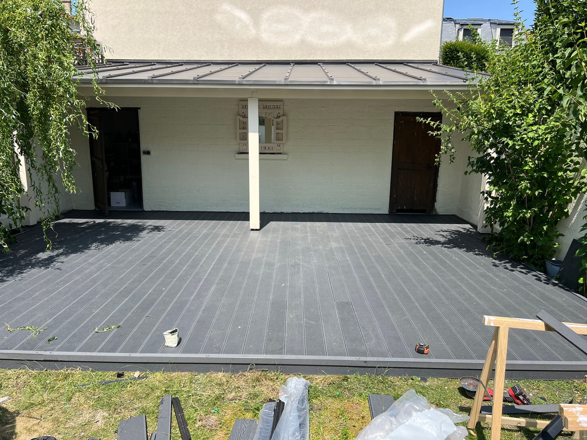 Une terrasse avec des lames en composite