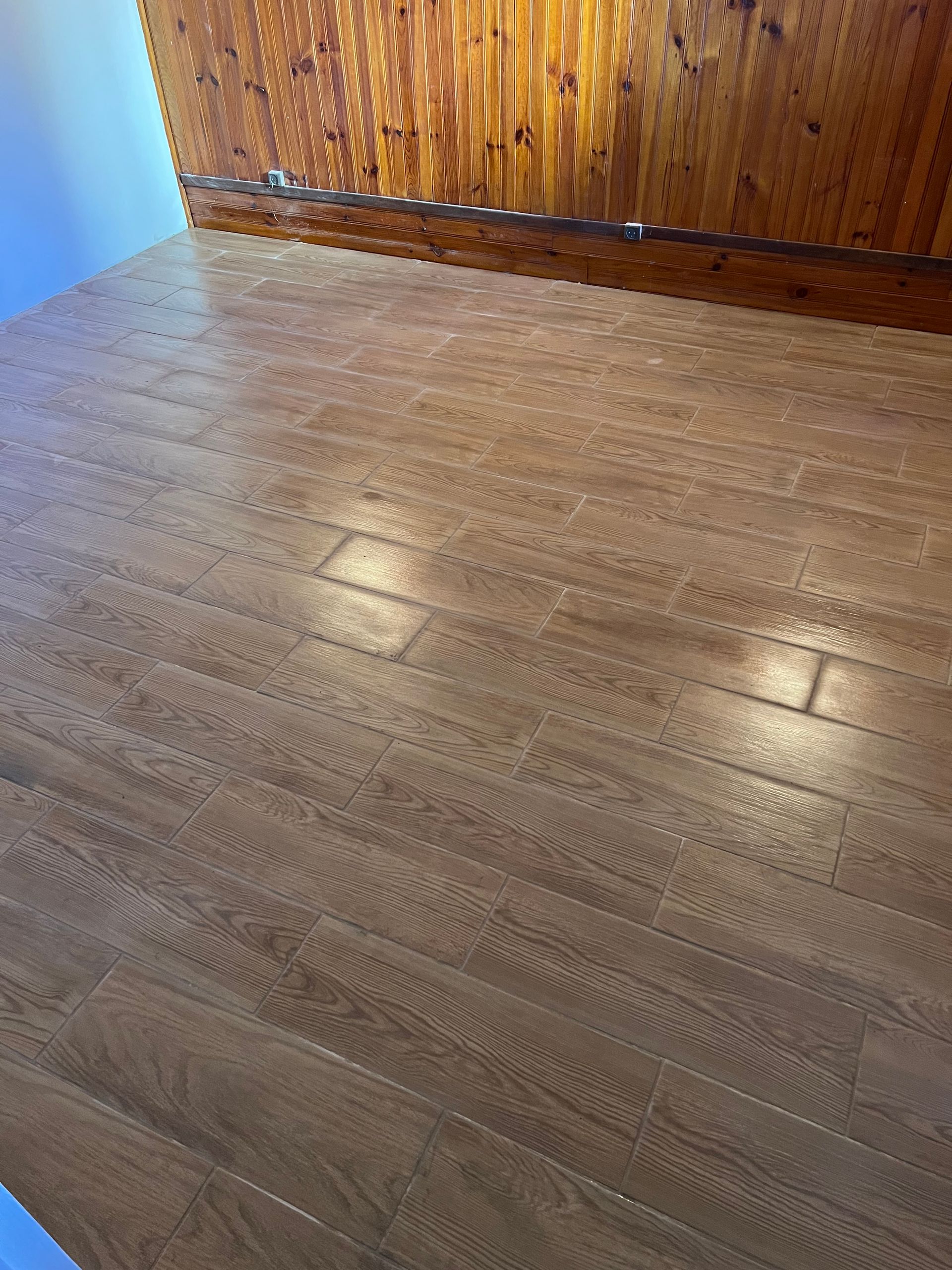 Pièce avec un parquet au sol