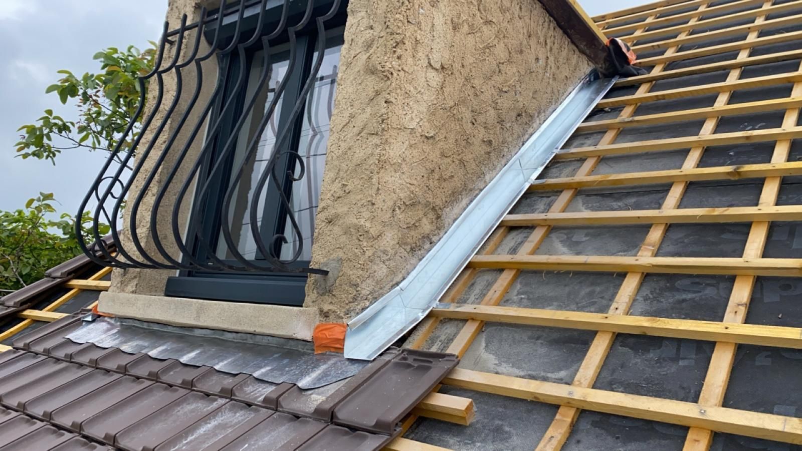 Un joint en zinc sur une toiture en rénovation