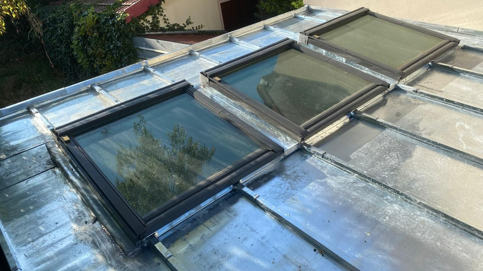 Uen toiture en zinc avec trois fenêtres de toit