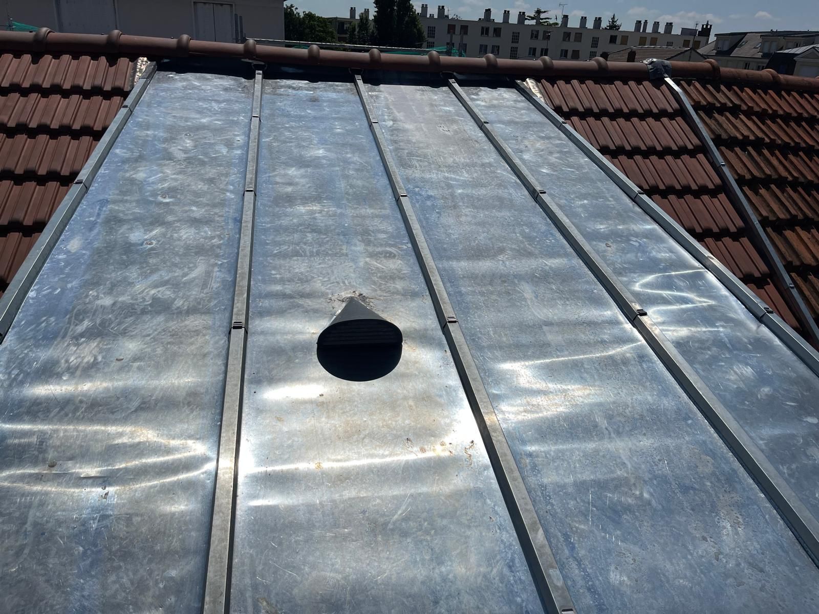 Un pan de toit en zinc