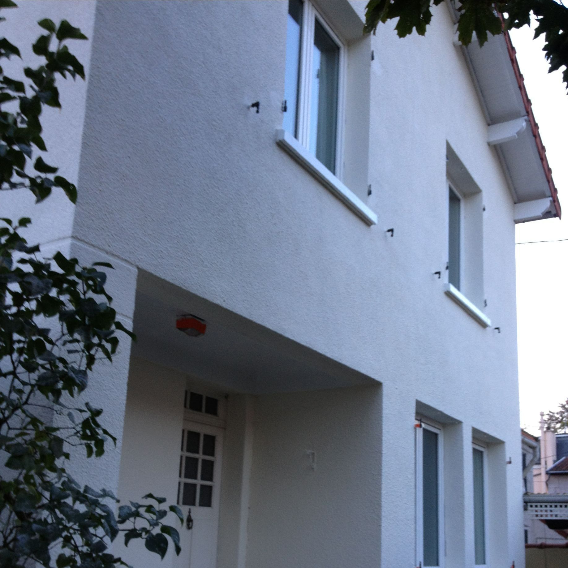 Une façade repeinte en blanc