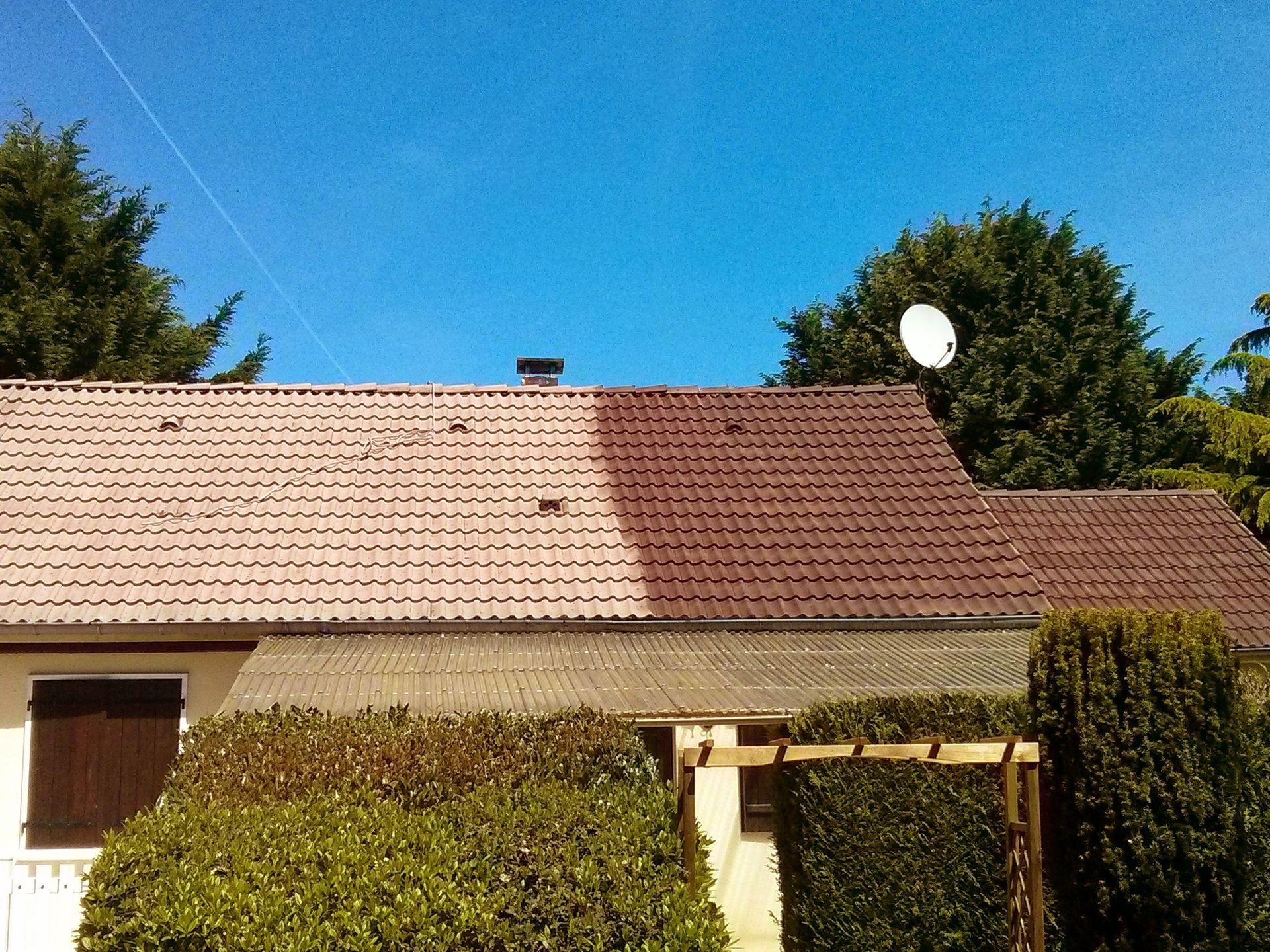 Un toit en tuiles en cours de traitement