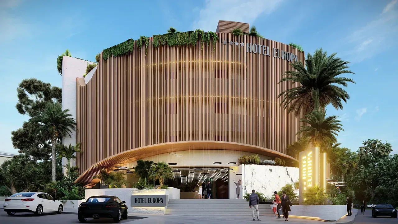 Un gran edificio con fachada de madera está rodeado de palmeras.