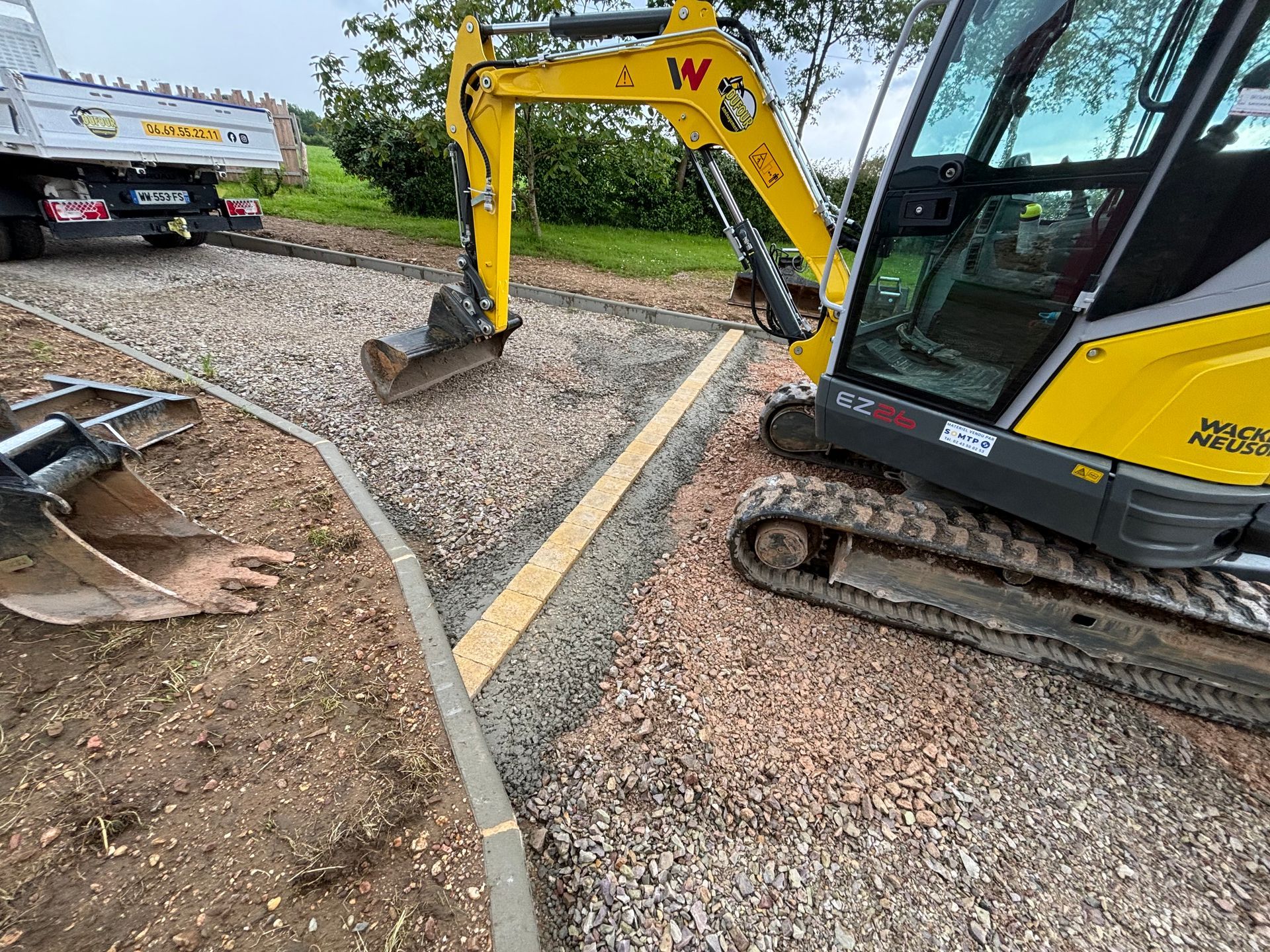 Trou creusé grâce à une pelle mécanique