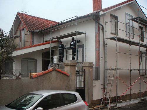 Ouvriers travaillant sur un ravalement de façade