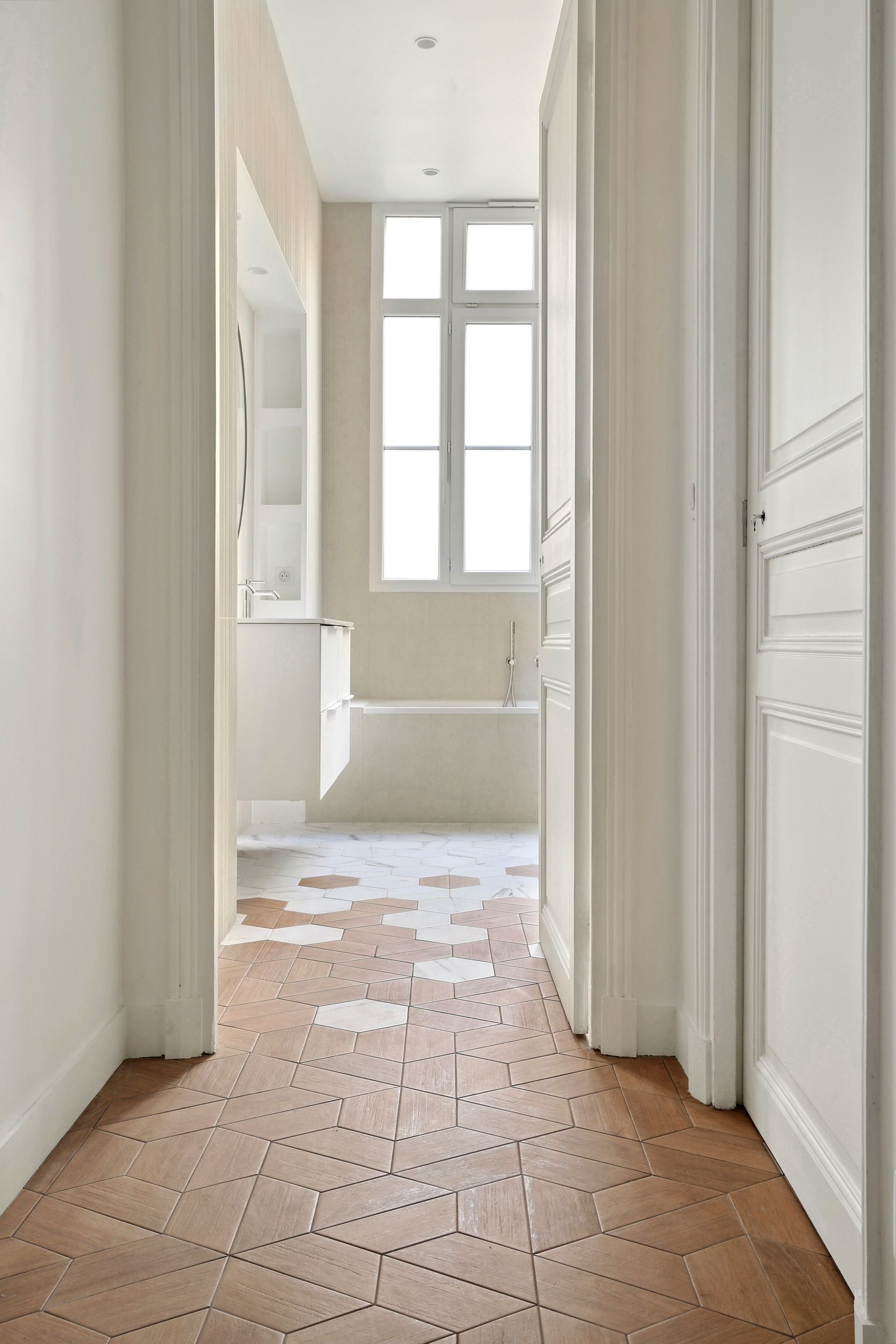 Chantier de rénovation à Trocadero - couloir, parquet et carrelage