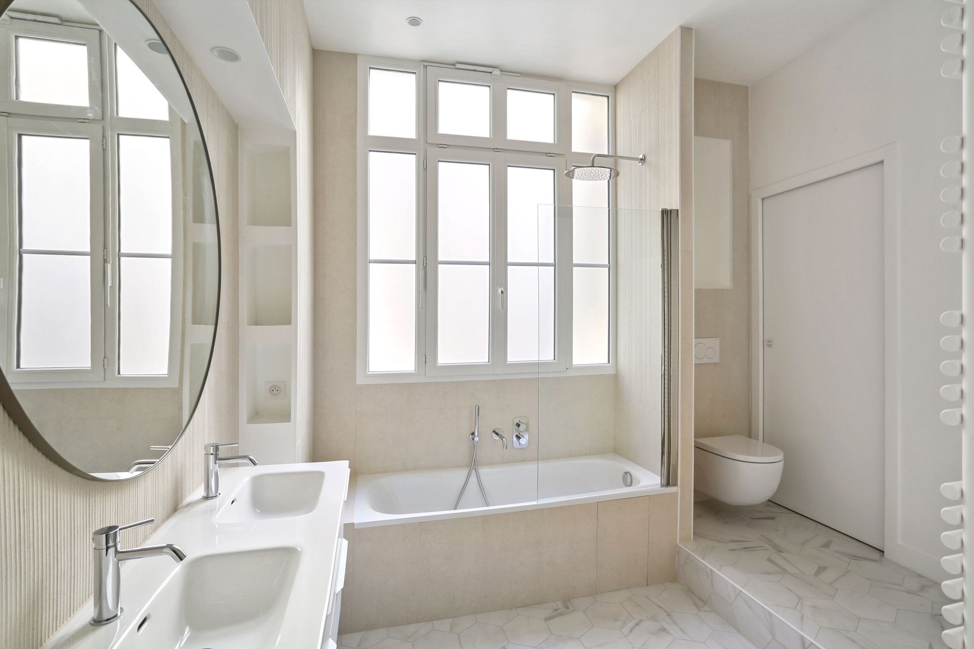 Chantier de rénovation à Trocadero -salle de bains avec baignoire