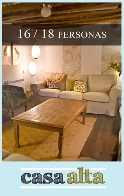 Una sala de estar con un sofá y una mesa de café.