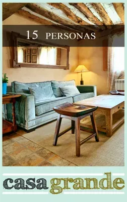 Una sala de estar con un sofá y una mesa de café.