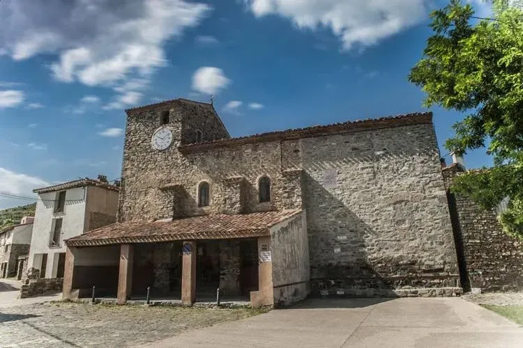 Un gran edificio de piedra con un reloj en la parte superior.